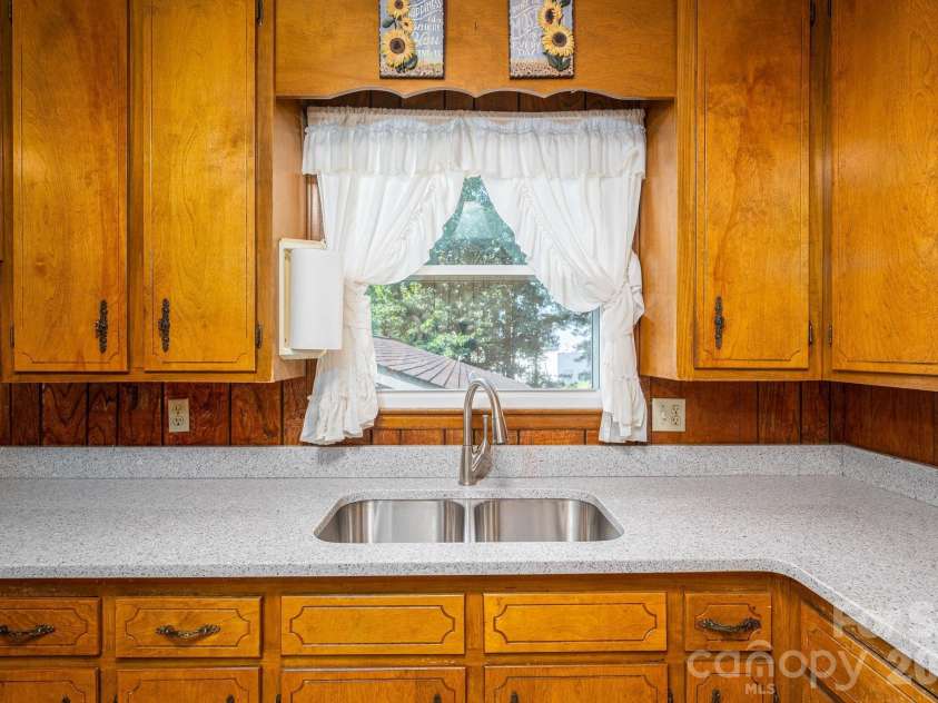 1306 11th Avenue, Hickory, NC 28602.  MLS# CAR4418185, YatesRealty ID 46742. 
