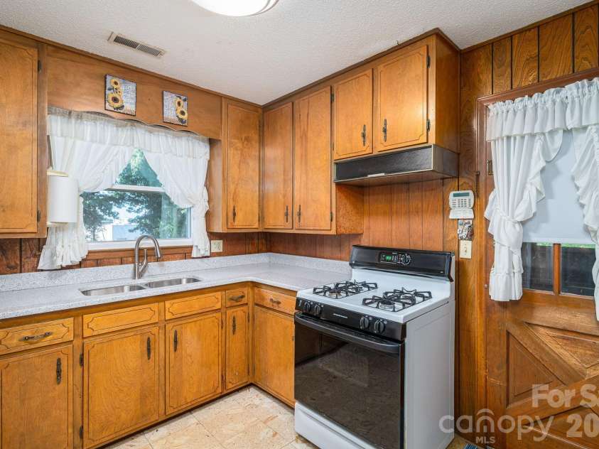 1306 11th Avenue, Hickory, NC 28602.  MLS# CAR4418185, YatesRealty ID 46742. 