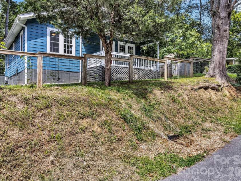 88 Brooklyn Road, Asheville, NC 28803.  MLS# CAR4418198, YatesRealty ID 46744. 