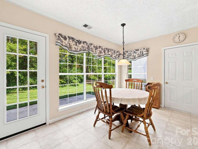 124 Aylesbury Lane, Indian Trail, NC 28079.  MLS# CAR4416136, YatesRealty ID 46745. Eat in Kitchen