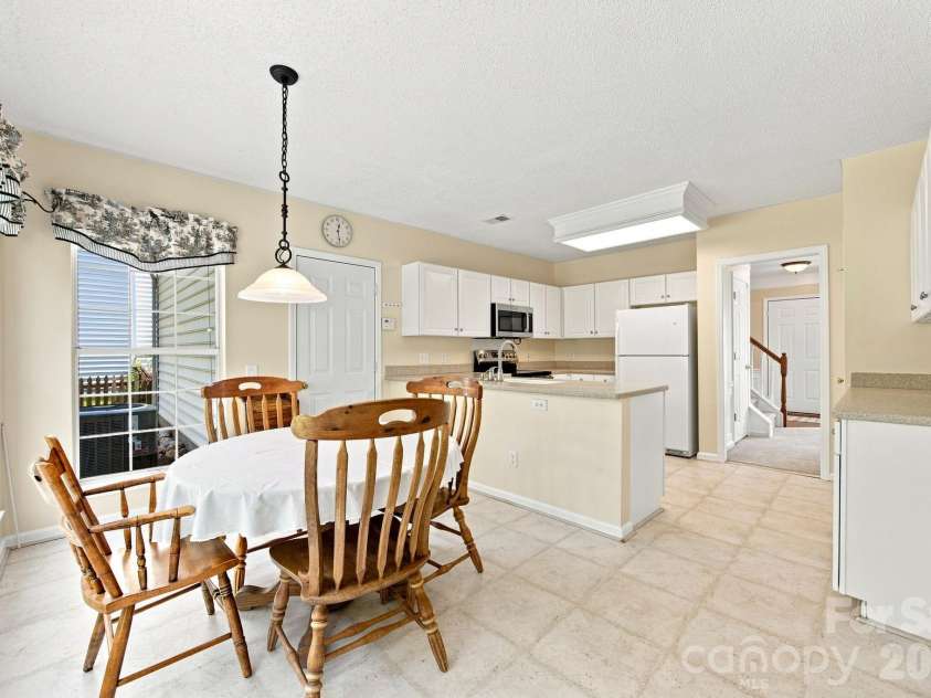 124 Aylesbury Lane, Indian Trail, NC 28079.  MLS# CAR4416136, YatesRealty ID 46745. Eat in Kitchen
