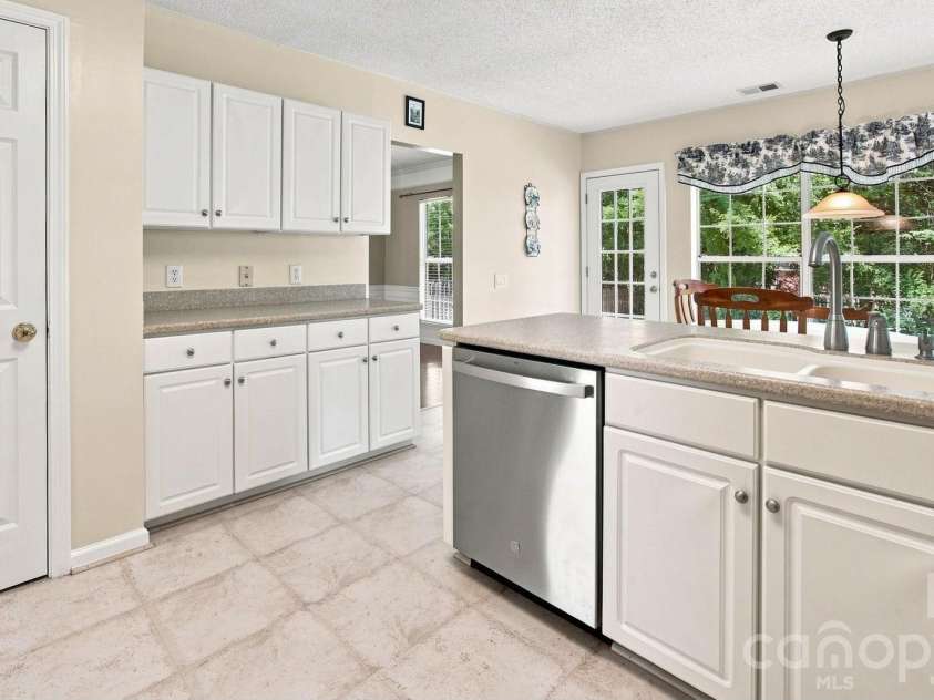 124 Aylesbury Lane, Indian Trail, NC 28079.  MLS# CAR4416136, YatesRealty ID 46745. Kitchen