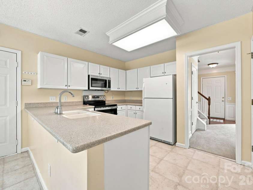 124 Aylesbury Lane, Indian Trail, NC 28079.  MLS# CAR4416136, YatesRealty ID 46745. Kitchen