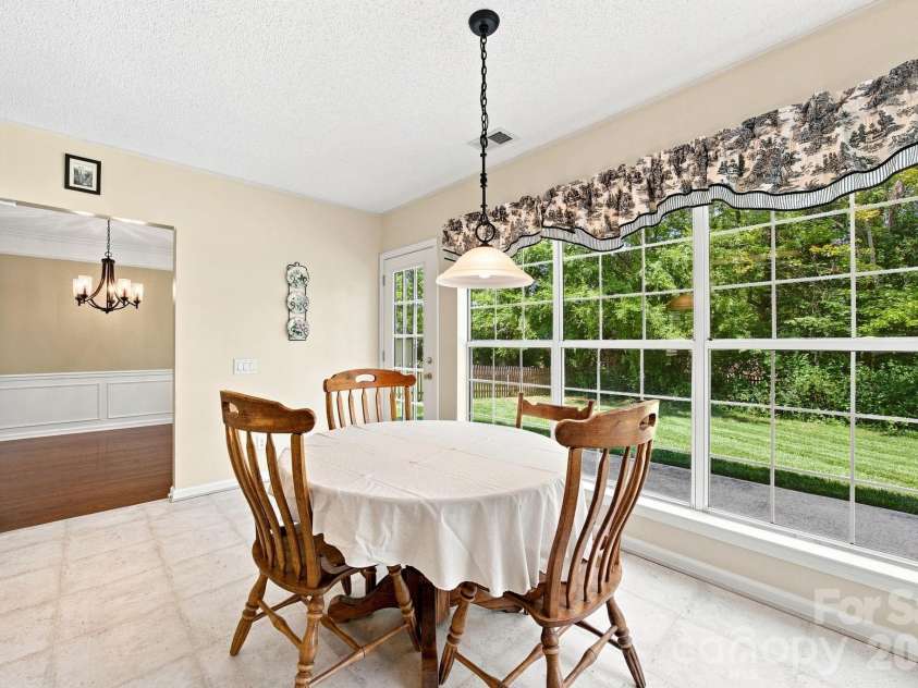 124 Aylesbury Lane, Indian Trail, NC 28079.  MLS# CAR4416136, YatesRealty ID 46745. Kitchen eating area