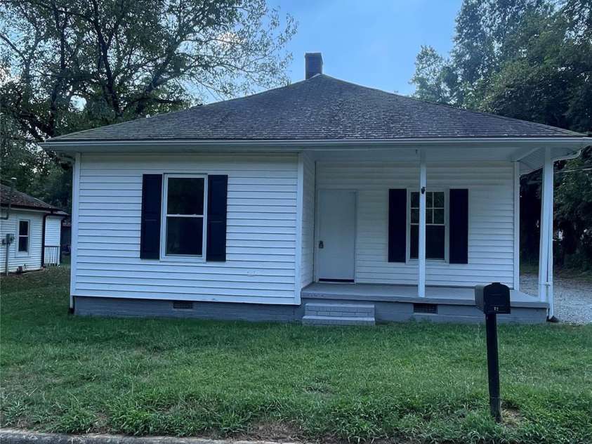 72 Spencer Avenue, Mooresville, NC 28115.  MLS# CAR4418226, YatesRealty ID 46750. 