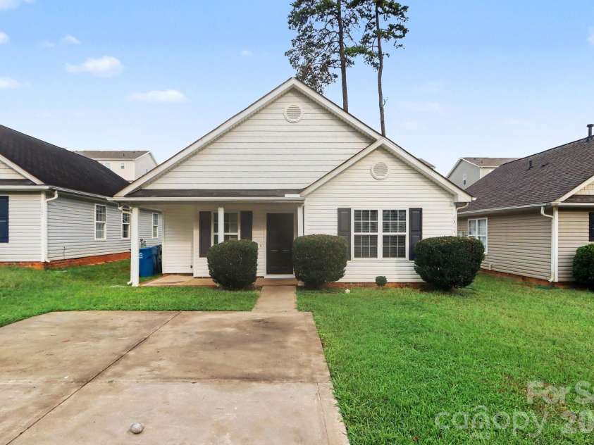 1311 Braveheart Lane, Charlotte, NC 28216.  MLS# CAR4416968, YatesRealty ID 46753. 