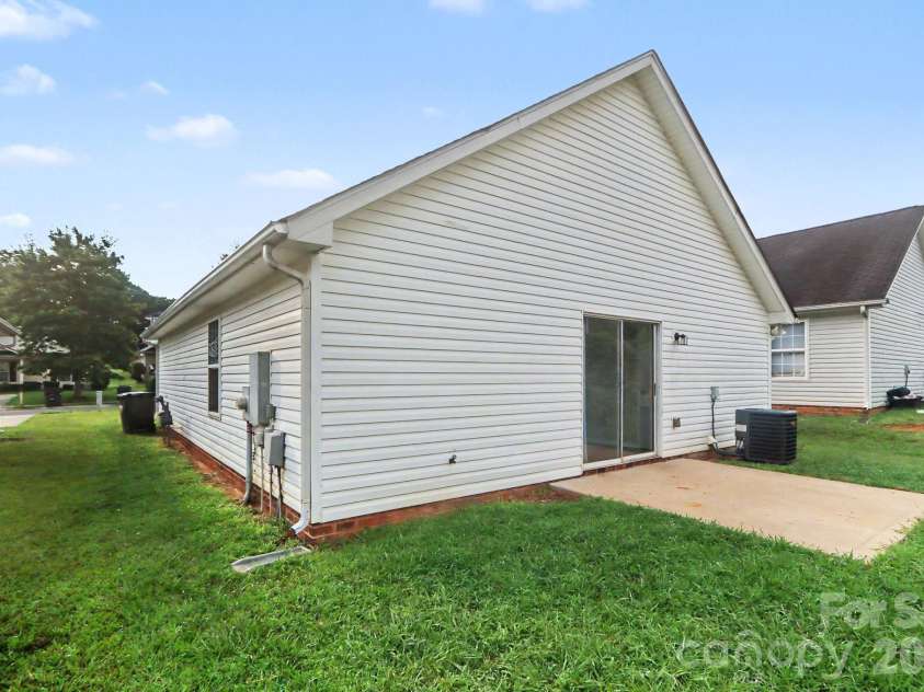 1311 Braveheart Lane, Charlotte, NC 28216.  MLS# CAR4416968, YatesRealty ID 46753. 