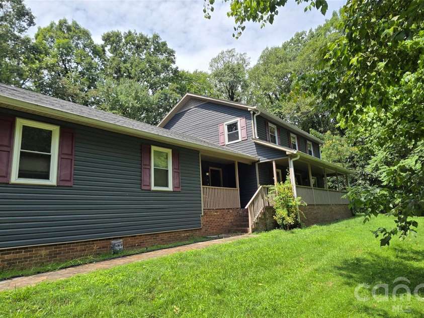 8979 Twin Lake Drive, Kernersville, NC 27284.  MLS# CAR4417656, YatesRealty ID 46757. 