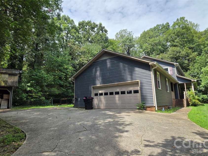 8979 Twin Lake Drive, Kernersville, NC 27284.  MLS# CAR4417656, YatesRealty ID 46757. 