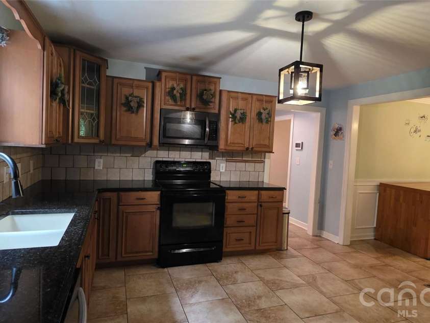 8979 Twin Lake Drive, Kernersville, NC 27284.  MLS# CAR4417656, YatesRealty ID 46757. 