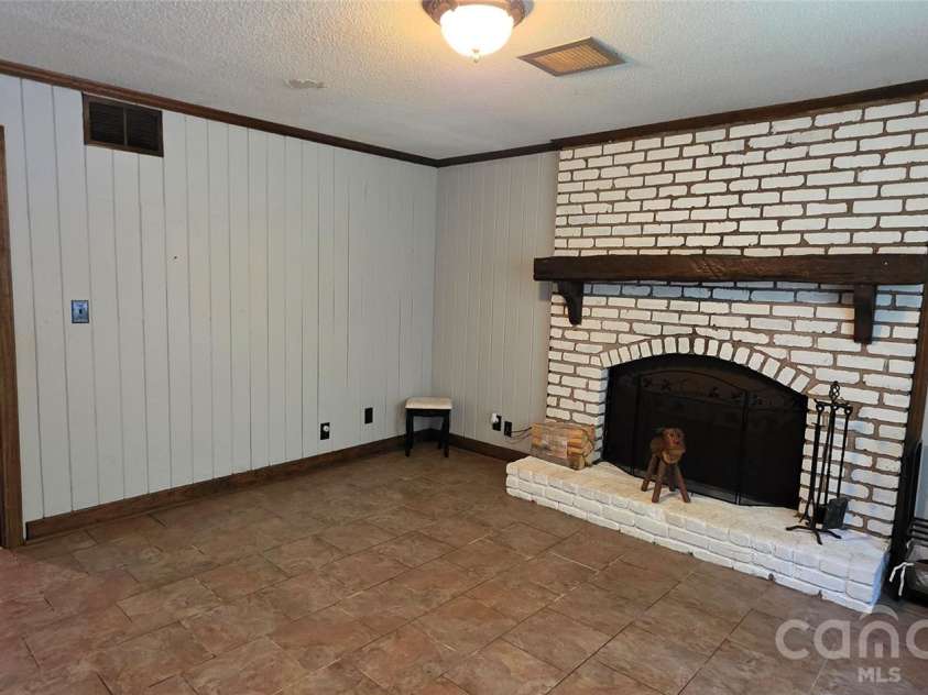 8979 Twin Lake Drive, Kernersville, NC 27284.  MLS# CAR4417656, YatesRealty ID 46757. 