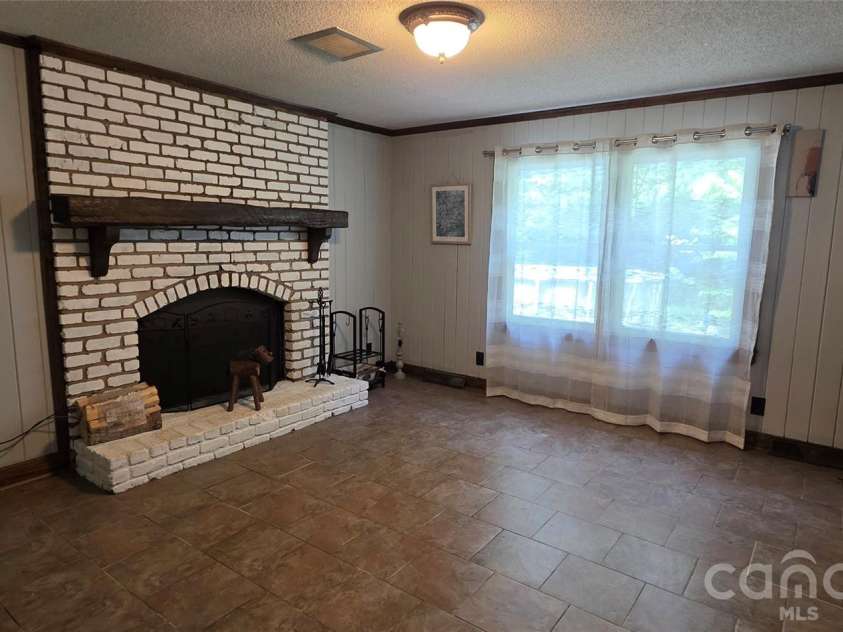 8979 Twin Lake Drive, Kernersville, NC 27284.  MLS# CAR4417656, YatesRealty ID 46757. 