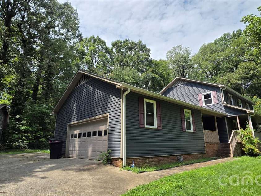 8979 Twin Lake Drive, Kernersville, NC 27284.  MLS# CAR4417656, YatesRealty ID 46757. 