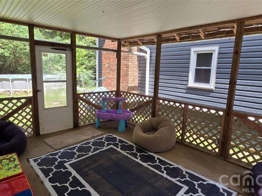 8979 Twin Lake Drive, Kernersville, NC 27284.  MLS# CAR4417656, YatesRealty ID 46757. 