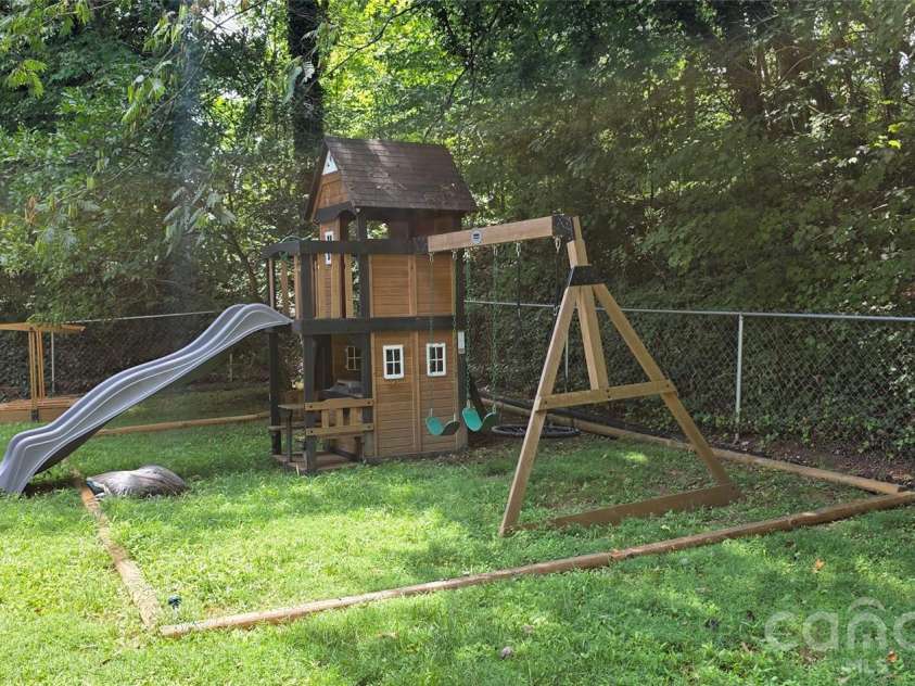 8979 Twin Lake Drive, Kernersville, NC 27284.  MLS# CAR4417656, YatesRealty ID 46757. 