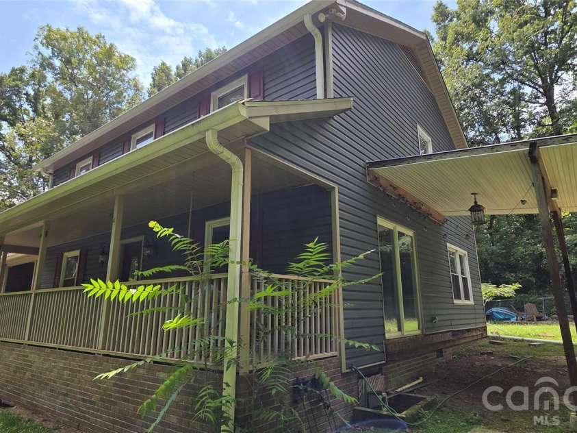 8979 Twin Lake Drive, Kernersville, NC 27284.  MLS# CAR4417656, YatesRealty ID 46757. 