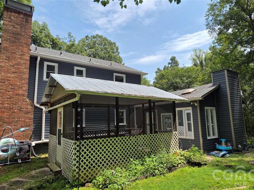 8979 Twin Lake Drive, Kernersville, NC 27284.  MLS# CAR4417656, YatesRealty ID 46757. 