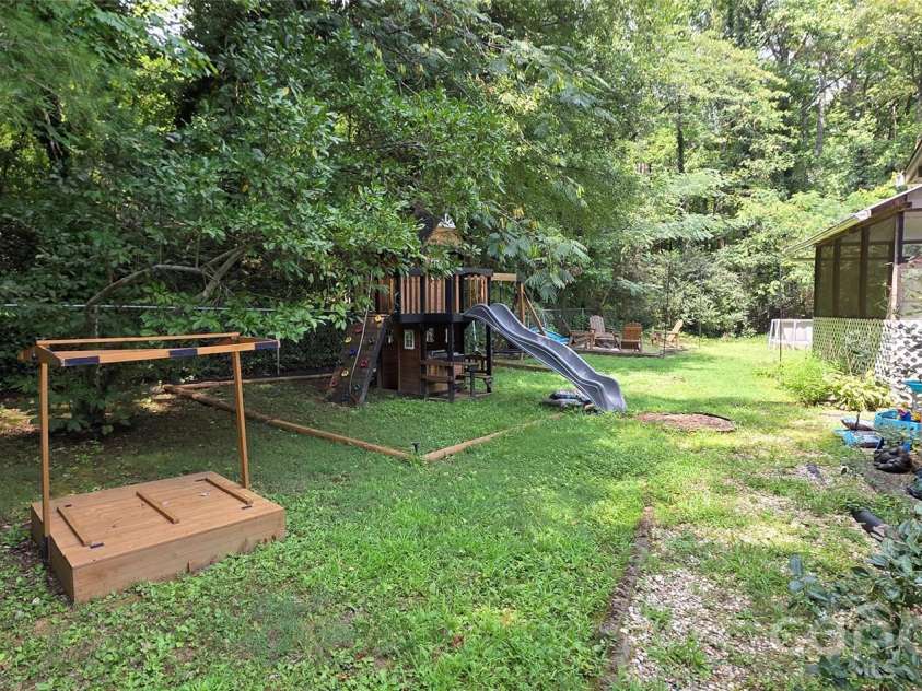 8979 Twin Lake Drive, Kernersville, NC 27284.  MLS# CAR4417656, YatesRealty ID 46757. 
