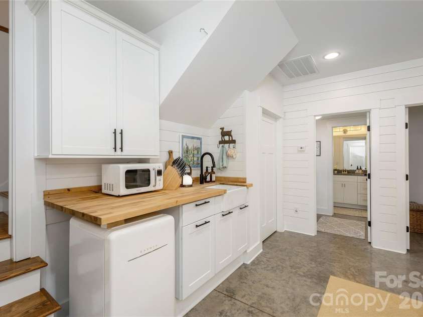 12 Twig Lane, Asheville, NC 28803.  MLS# CAR4415935, YatesRealty ID 46759. 