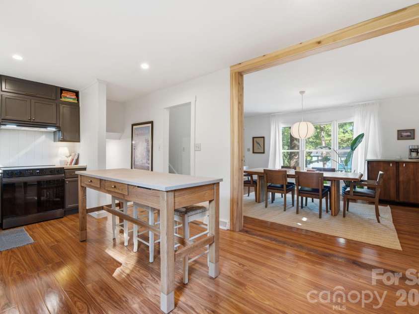 5407 Autumn End Circle, Charlotte, NC 28212.  MLS# CAR4405414, YatesRealty ID 46760. 
