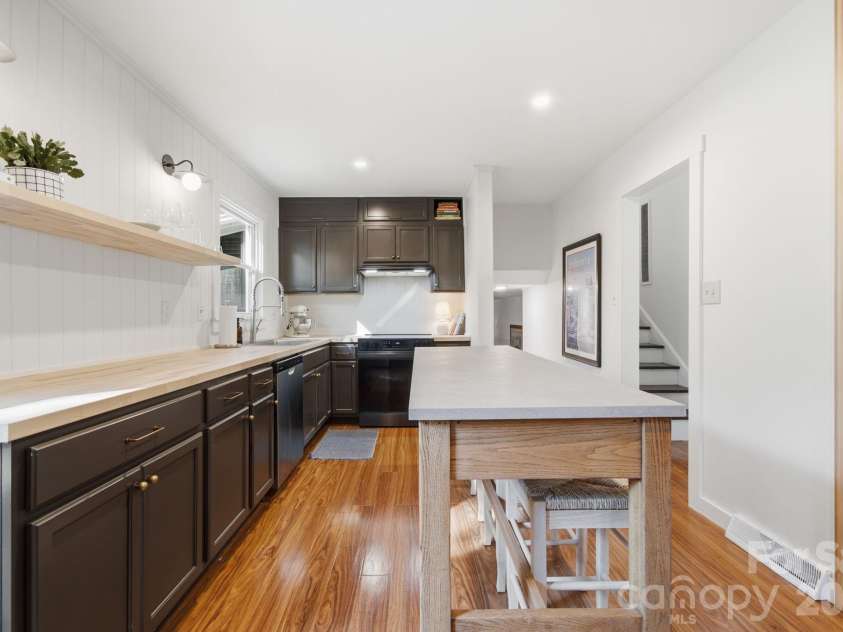 5407 Autumn End Circle, Charlotte, NC 28212.  MLS# CAR4405414, YatesRealty ID 46760. 
