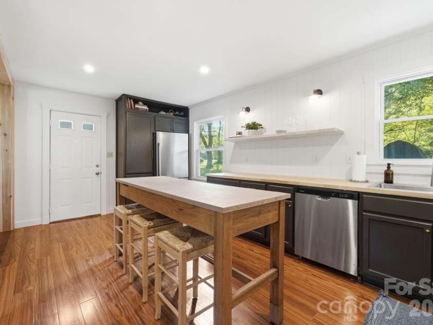 5407 Autumn End Circle, Charlotte, NC 28212.  MLS# CAR4405414, YatesRealty ID 46760. 