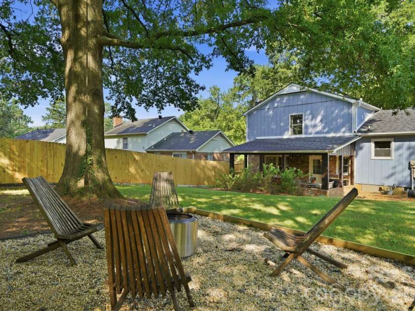 5407 Autumn End Circle, Charlotte, NC 28212.  MLS# CAR4405414, YatesRealty ID 46760. 