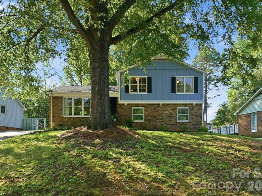 5407 Autumn End Circle, Charlotte, NC 28212.  MLS# CAR4405414, YatesRealty ID 46760. 