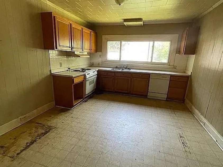 703 Spruce Street, Mooresville, NC 28115.  MLS# CAR4418262, YatesRealty ID 46762. 