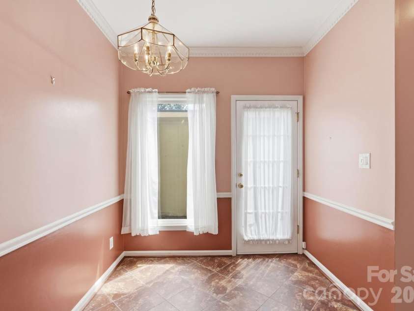 5901 Quail Hollow Road, Charlotte, NC 28210.  MLS# CAR4411743, YatesRealty ID 46771. Breakfast area in kitchen