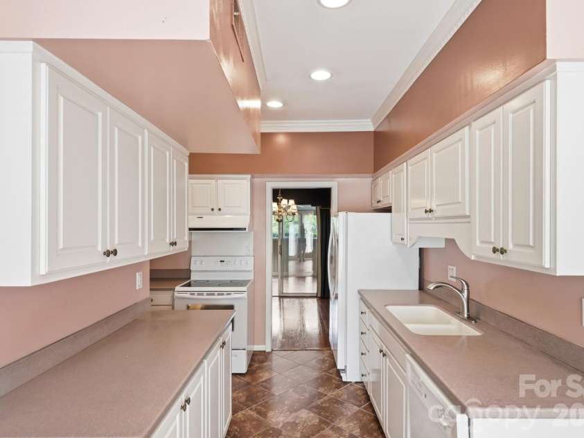 5901 Quail Hollow Road, Charlotte, NC 28210.  MLS# CAR4411743, YatesRealty ID 46771. Downstairs half bath