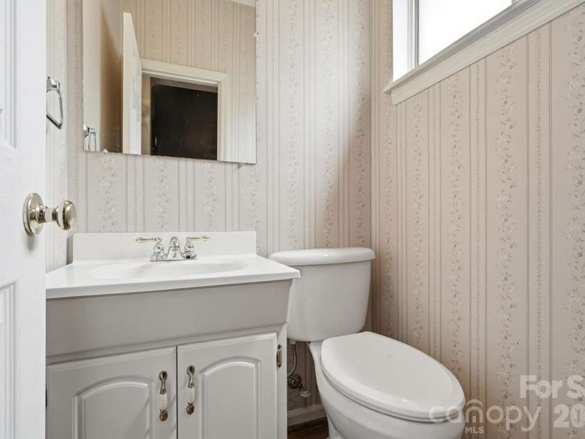 5901 Quail Hollow Road, Charlotte, NC 28210.  MLS# CAR4411743, YatesRealty ID 46771. Downstairs half bath