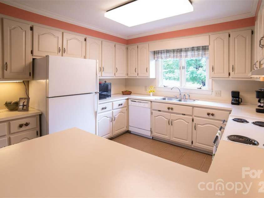 417 Stonecroft Drive, Lenoir, NC 28645.  MLS# CAR4409106, YatesRealty ID 46772. 