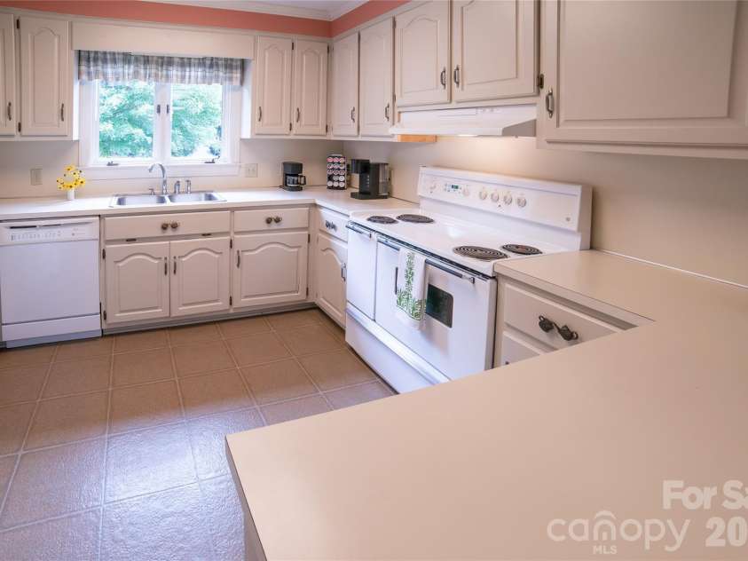 417 Stonecroft Drive, Lenoir, NC 28645.  MLS# CAR4409106, YatesRealty ID 46772. 