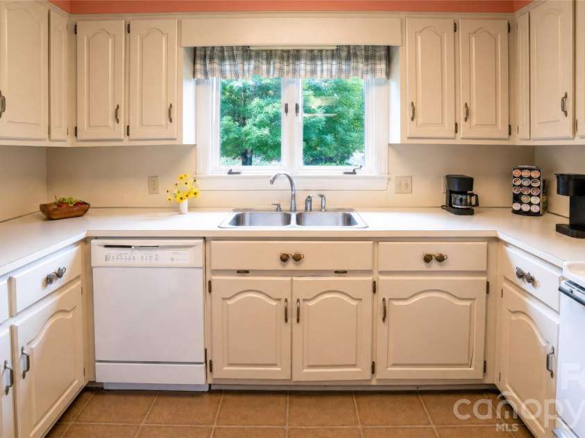417 Stonecroft Drive, Lenoir, NC 28645.  MLS# CAR4409106, YatesRealty ID 46772. 