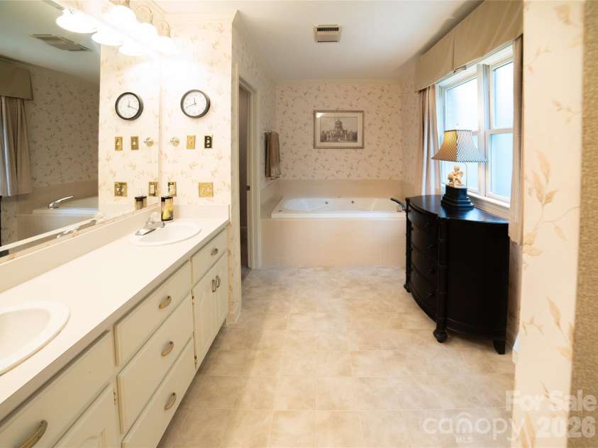 417 Stonecroft Drive, Lenoir, NC 28645.  MLS# CAR4409106, YatesRealty ID 46772. 