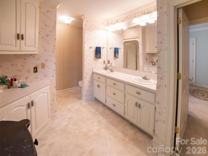 417 Stonecroft Drive, Lenoir, NC 28645.  MLS# CAR4409106, YatesRealty ID 46772. 