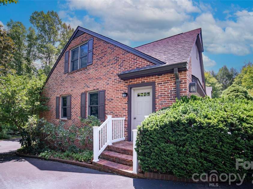 417 Stonecroft Drive, Lenoir, NC 28645.  MLS# CAR4409106, YatesRealty ID 46772. 