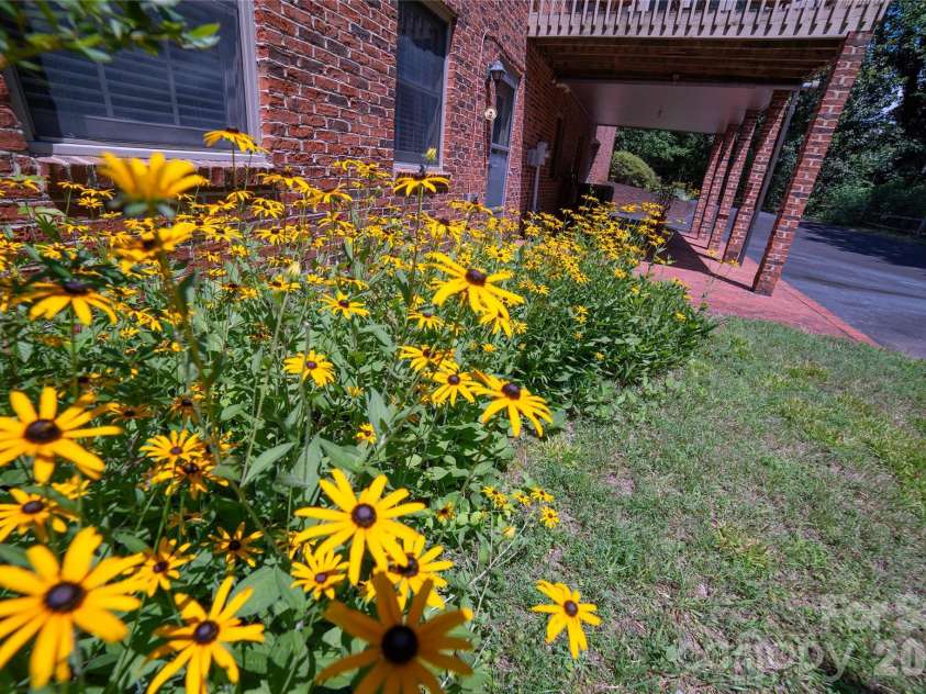 417 Stonecroft Drive, Lenoir, NC 28645.  MLS# CAR4409106, YatesRealty ID 46772. 