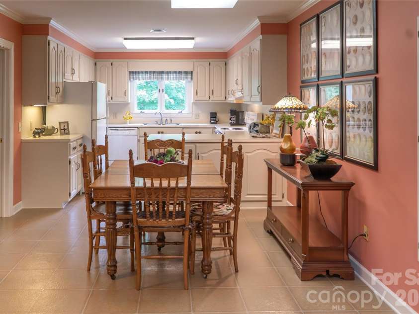 417 Stonecroft Drive, Lenoir, NC 28645.  MLS# CAR4409106, YatesRealty ID 46772. Kitchen/Dining Area