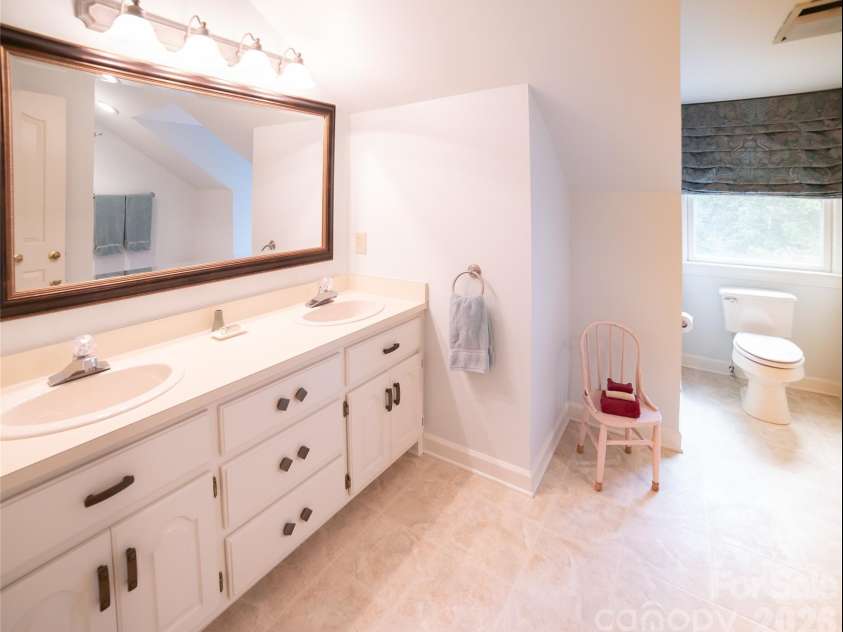 417 Stonecroft Drive, Lenoir, NC 28645.  MLS# CAR4409106, YatesRealty ID 46772. Upstairs Full Bath