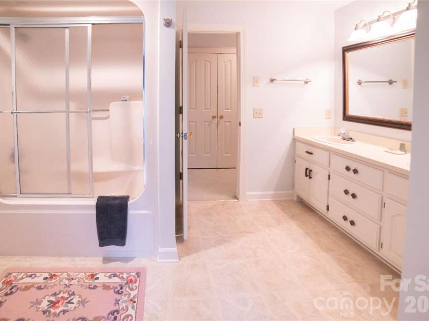 417 Stonecroft Drive, Lenoir, NC 28645.  MLS# CAR4409106, YatesRealty ID 46772. Upstairs Full Bath
