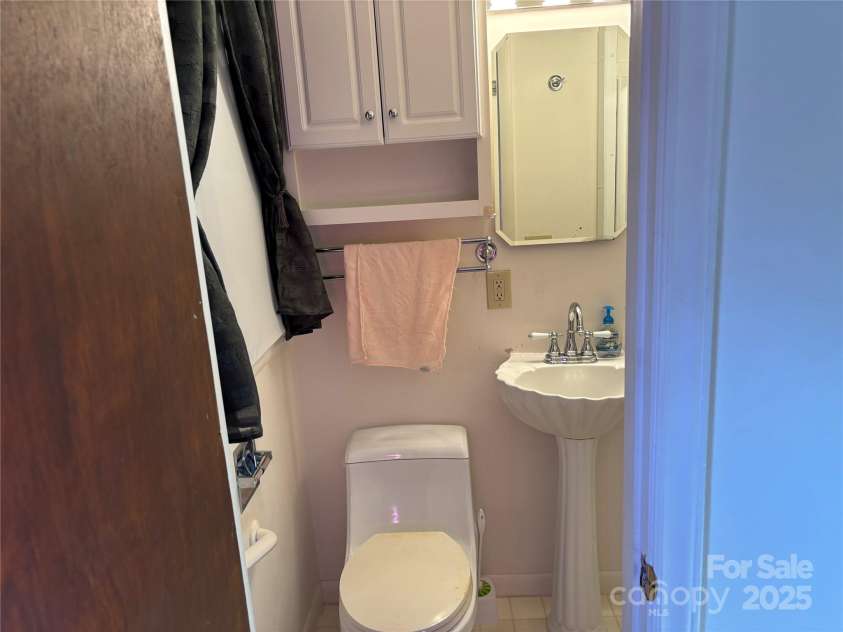 1623 Kimberly Drive, Gastonia, NC 28052.  MLS# CAR4320159, YatesRealty ID 4678. Primary Bath