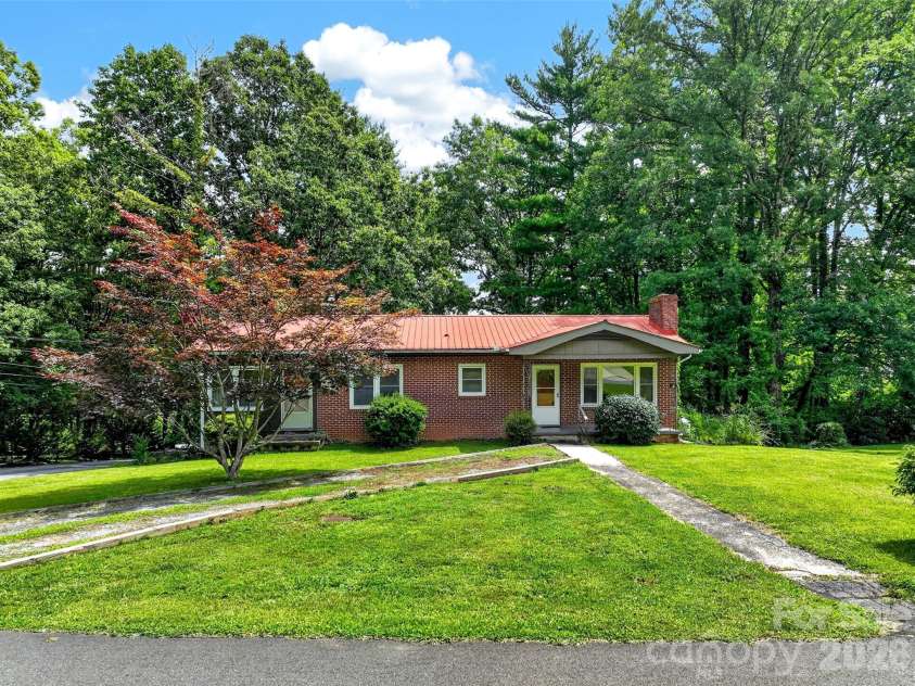 2 White Oak Road, Arden, NC 28704.  MLS# CAR4418090, YatesRealty ID 46781. 