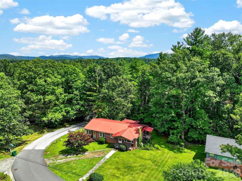 2 White Oak Road, Arden, NC 28704.  MLS# CAR4418090, YatesRealty ID 46781. 