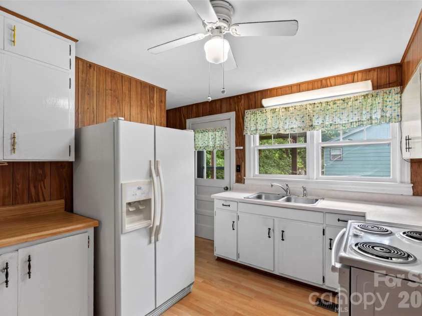 2 White Oak Road, Arden, NC 28704.  MLS# CAR4418090, YatesRealty ID 46781. Kitchen