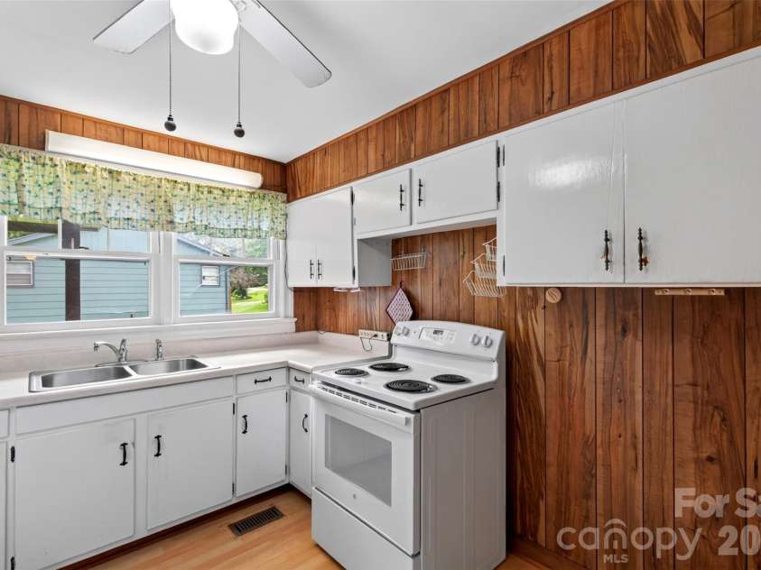 2 White Oak Road, Arden, NC 28704.  MLS# CAR4418090, YatesRealty ID 46781. Kitchen
