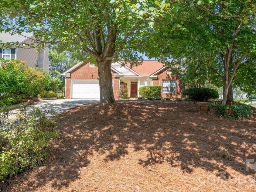 11320 Hunters Landing Drive, Charlotte, NC 28273.  MLS# CAR4415176, YatesRealty ID 46784. 