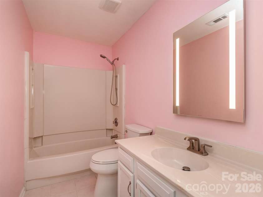 11320 Hunters Landing Drive, Charlotte, NC 28273.  MLS# CAR4426224, YatesRealty ID 46784. Shared Full Bath with Custom Lighted Mirror & Tub / Shower Combo.