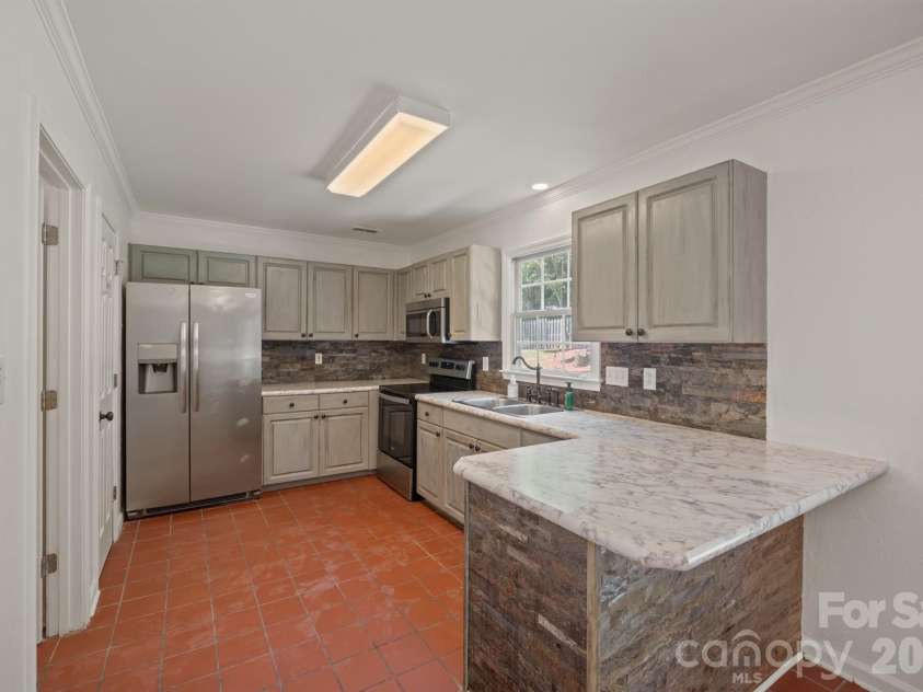 3618 Easthampton Drive, Gastonia, NC 28056.  MLS# CAR4418108, YatesRealty ID 46785. 